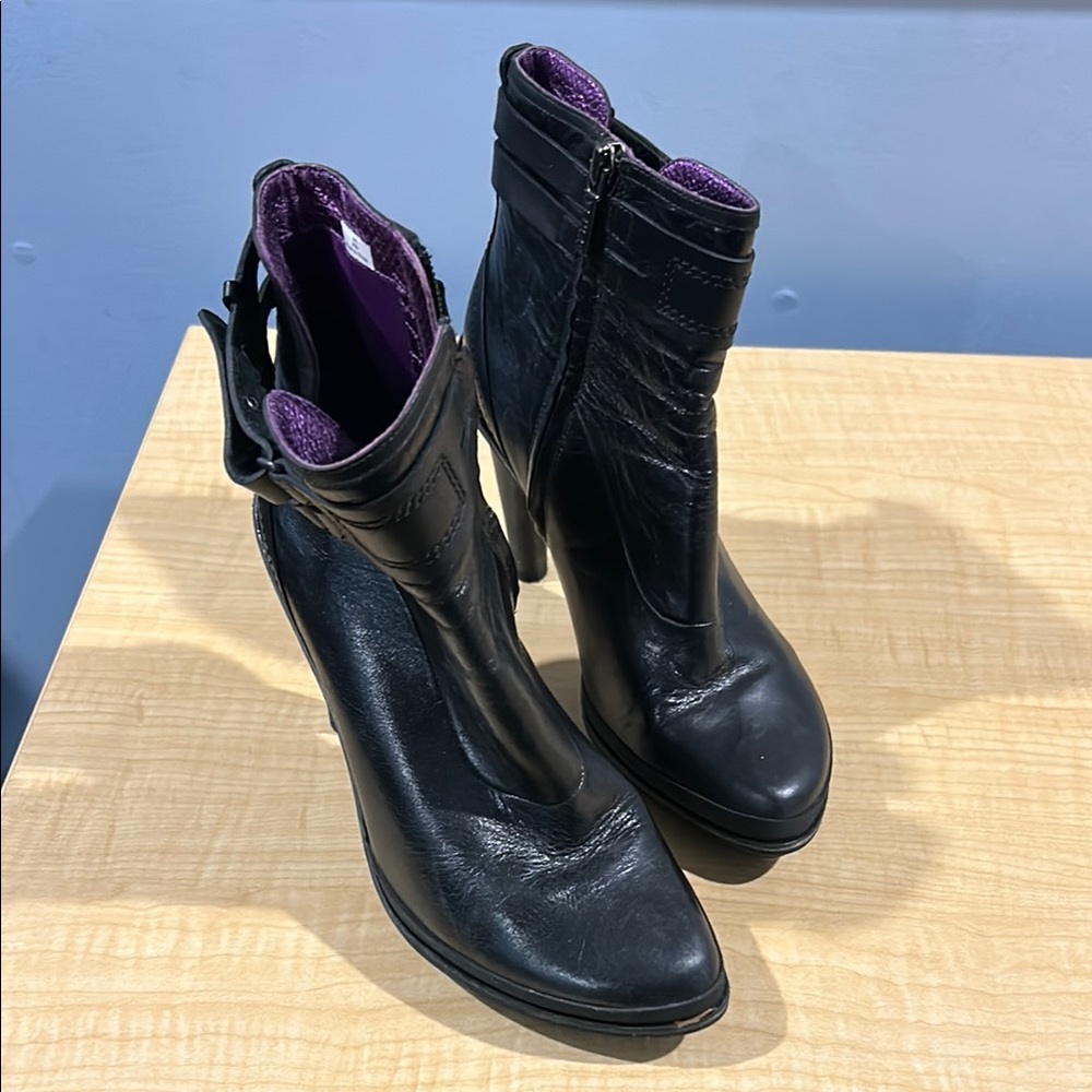 TSUBO Women's Black Leather Ankle Boots